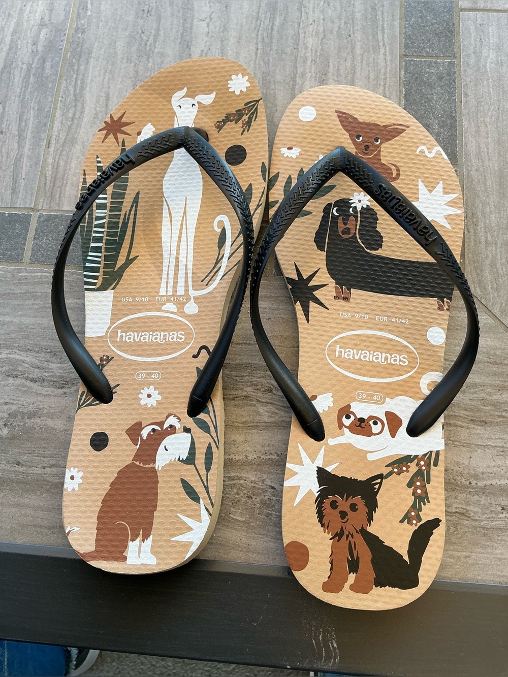 NWOT Havaianas Dog Print Flip Flops, size 9-10